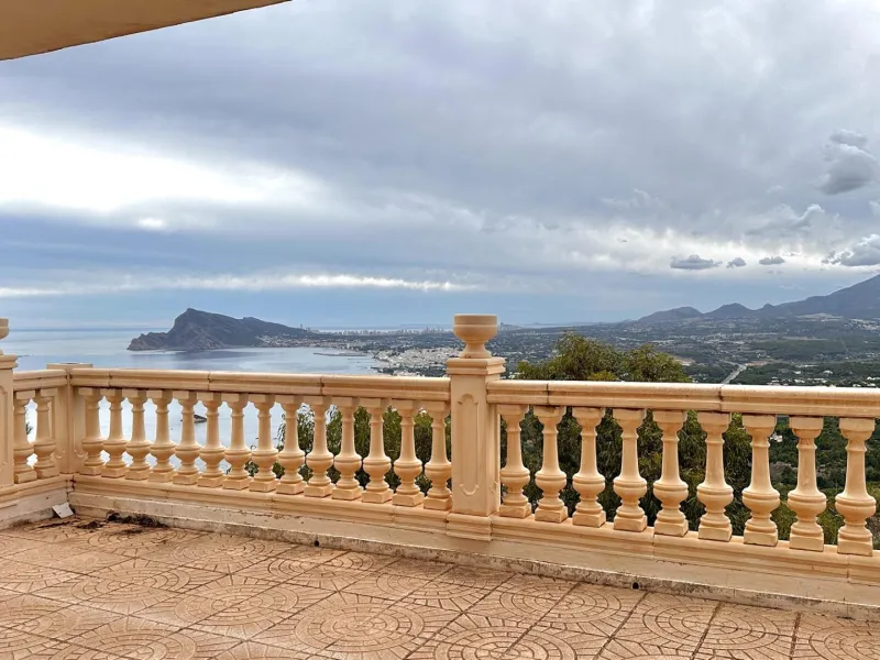 "Villa with Panoramic Views and Great Potential in Altea Hills"