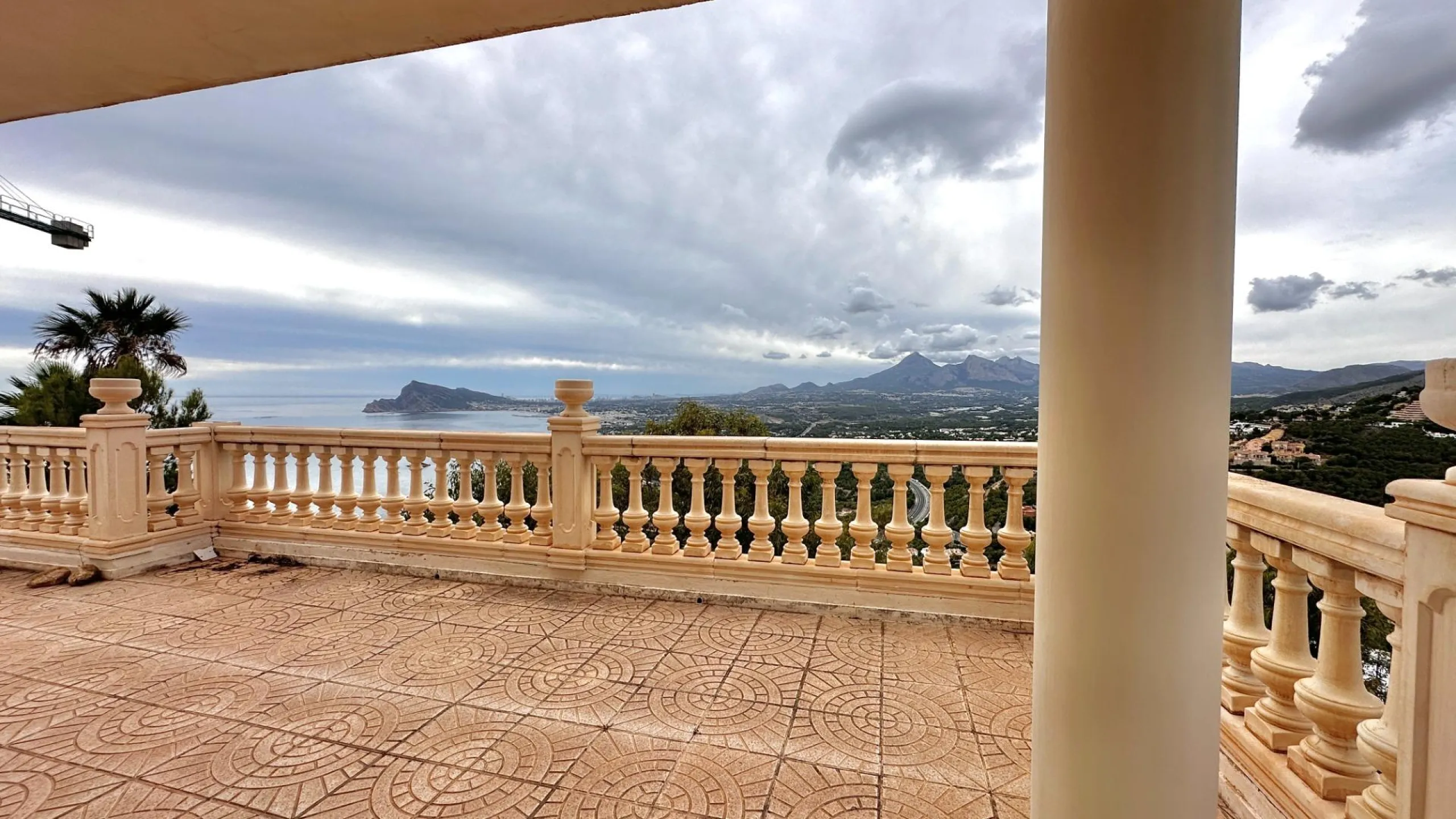 "Villa with Panoramic Views and Great Potential in Altea Hills"