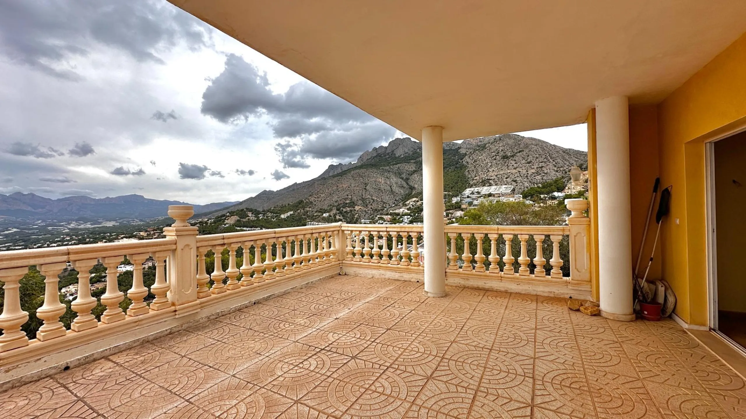 "Villa with Panoramic Views and Great Potential in Altea Hills"