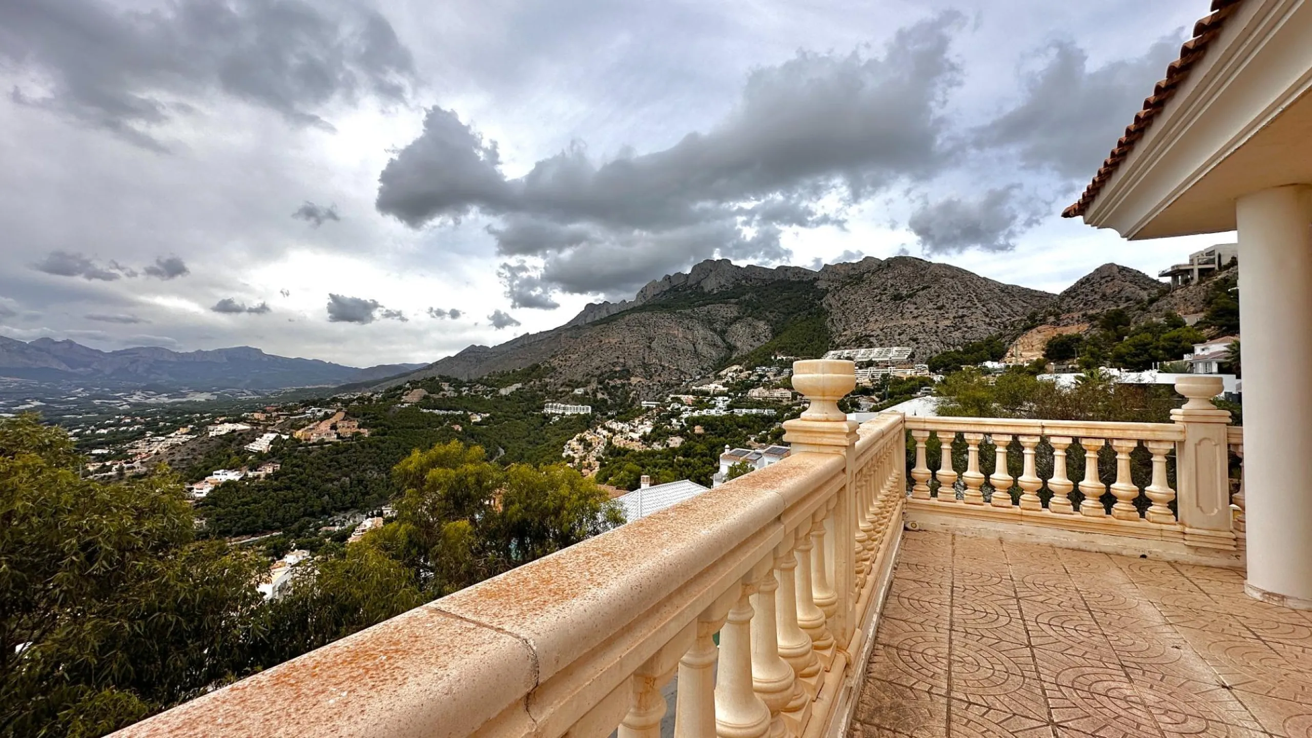 "Villa with Panoramic Views and Great Potential in Altea Hills"