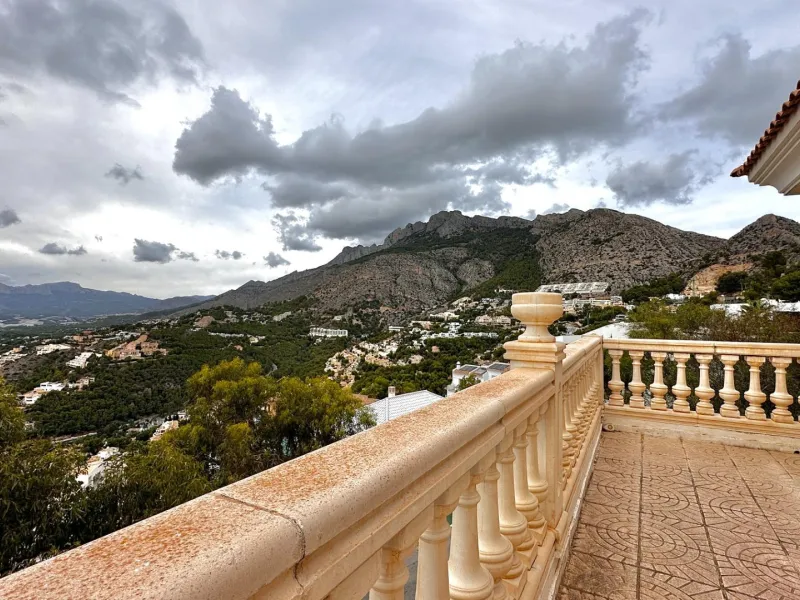 "Villa with Panoramic Views and Great Potential in Altea Hills"