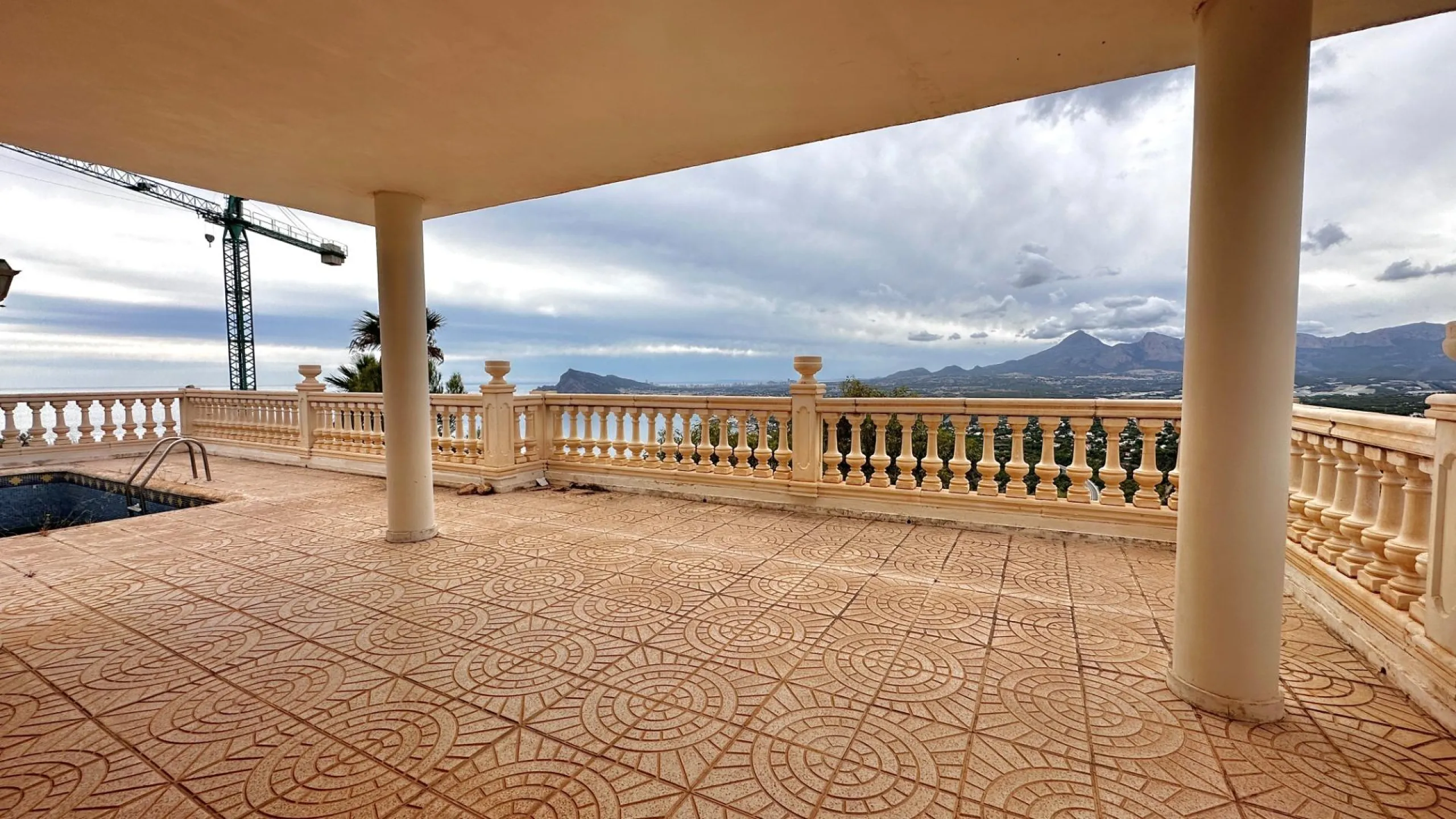 "Villa with Panoramic Views and Great Potential in Altea Hills"
