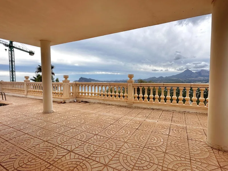 "Villa with Panoramic Views and Great Potential in Altea Hills"