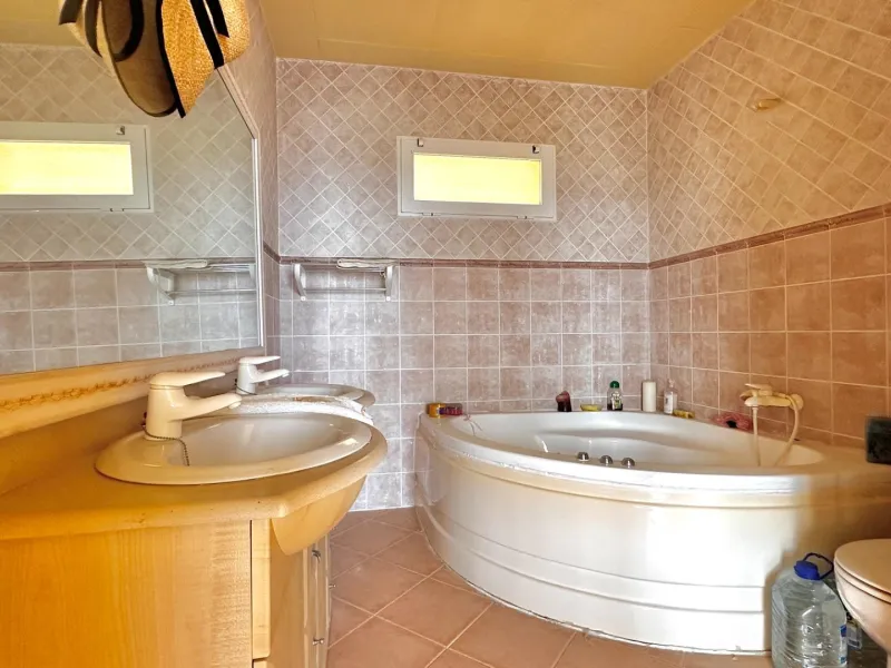 "Villa with Panoramic Views and Great Potential in Altea Hills"