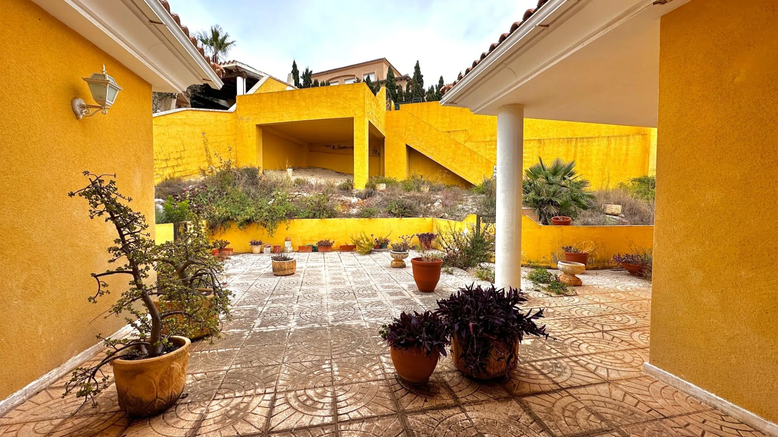 "Villa with Panoramic Views and Great Potential in Altea Hills"