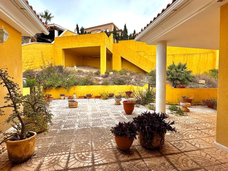 "Villa with Panoramic Views and Great Potential in Altea Hills"