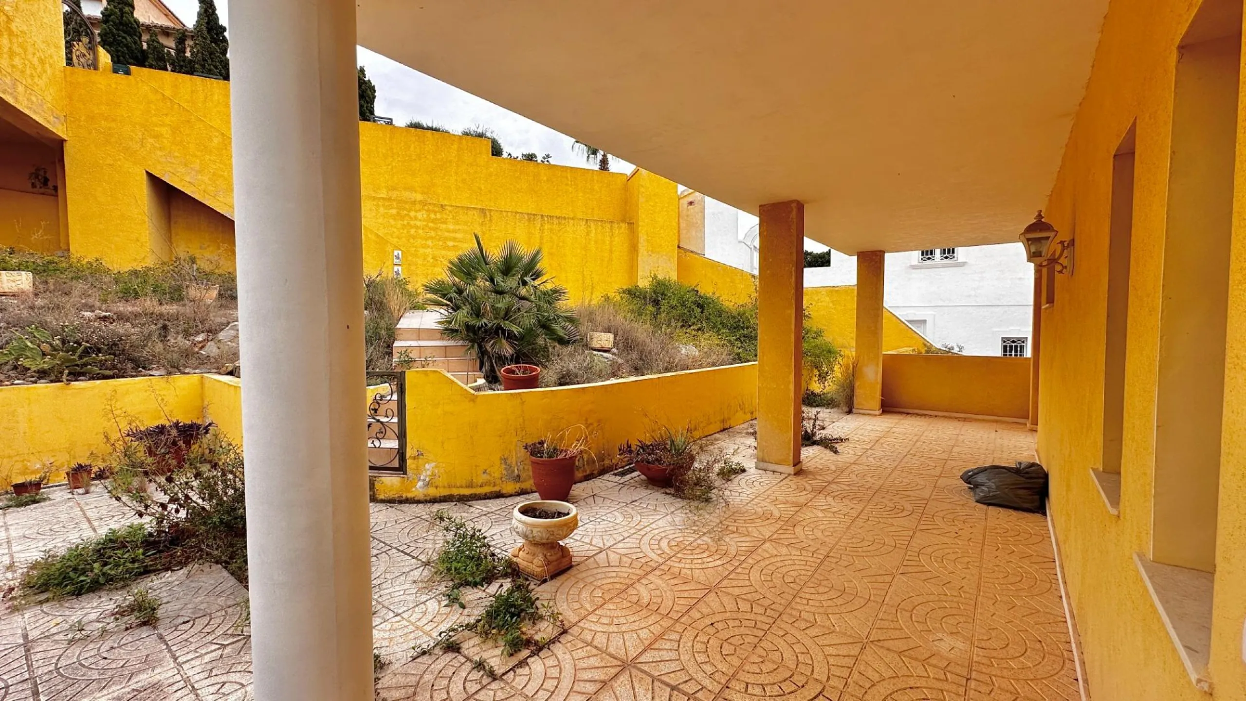 "Villa with Panoramic Views and Great Potential in Altea Hills"
