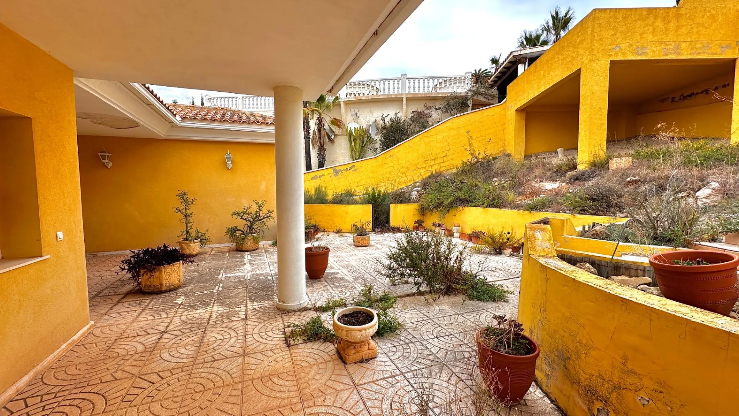 "Villa with Panoramic Views and Great Potential in Altea Hills"