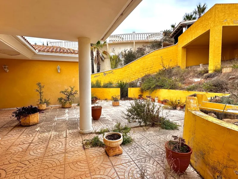 "Villa with Panoramic Views and Great Potential in Altea Hills"