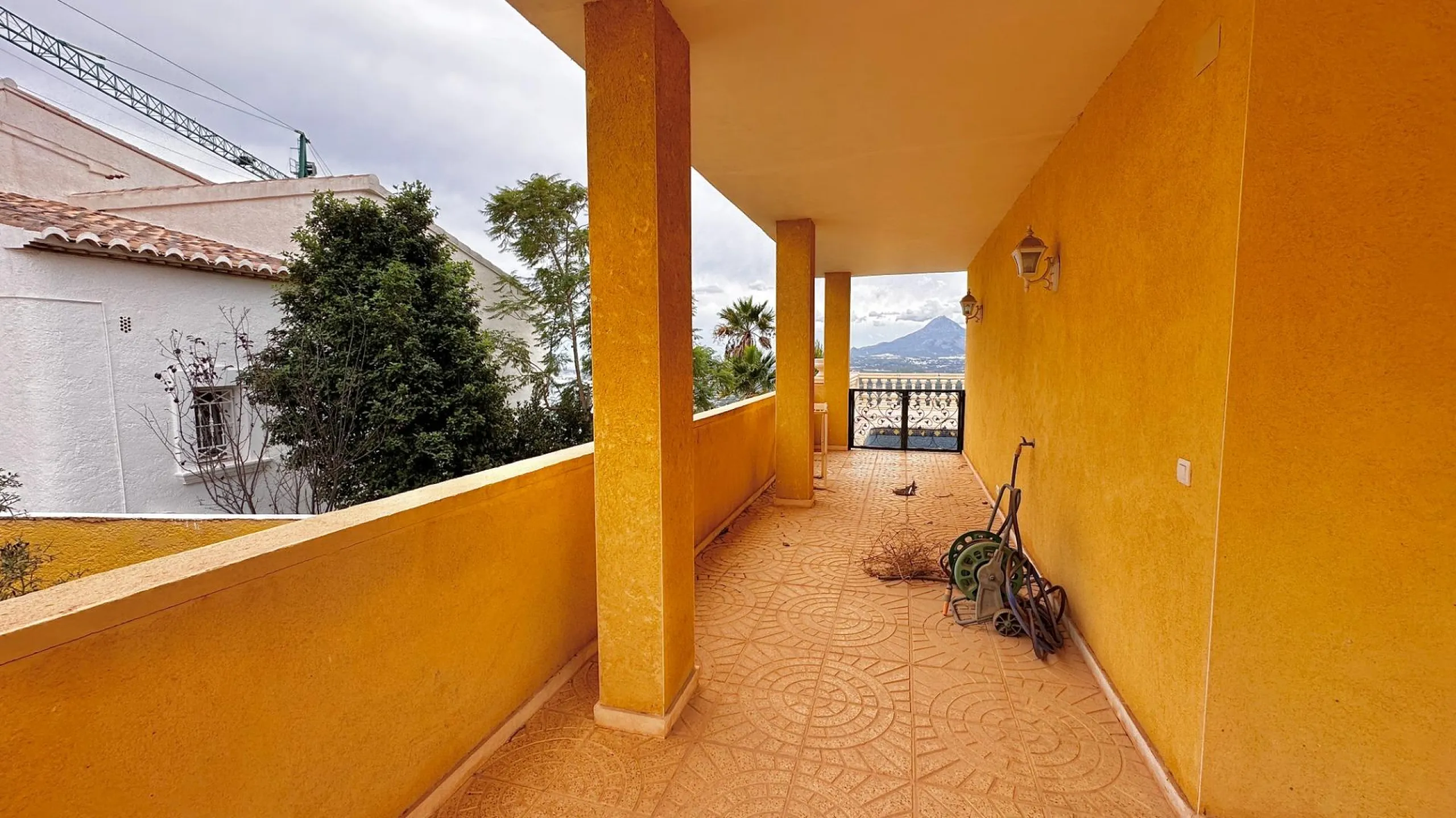 "Villa with Panoramic Views and Great Potential in Altea Hills"
