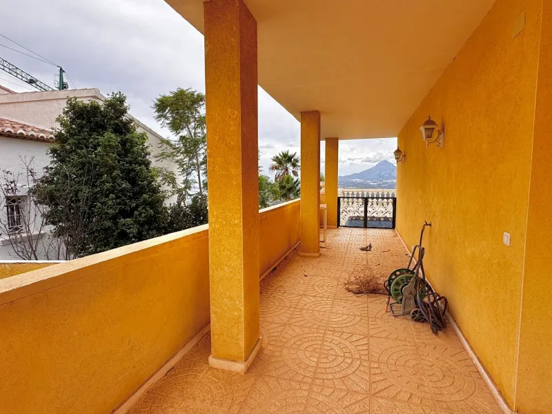 "Villa with Panoramic Views and Great Potential in Altea Hills"