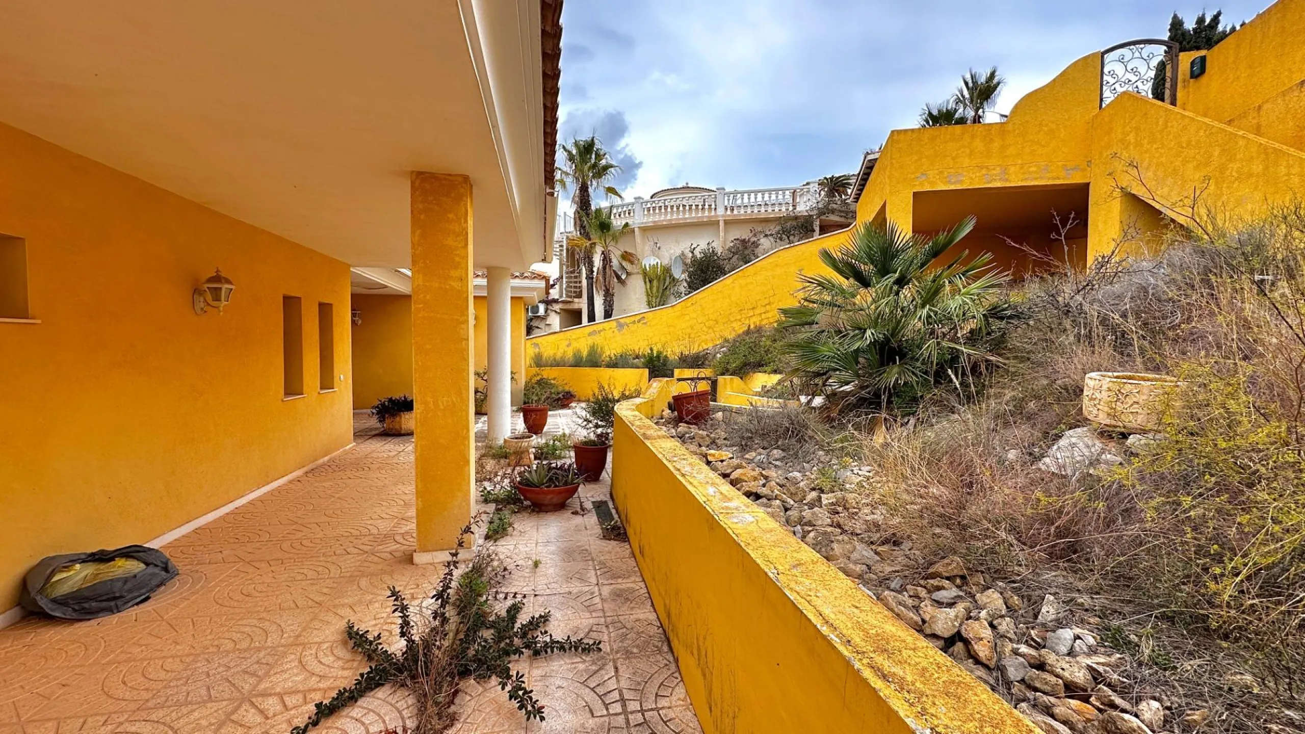 "Villa with Panoramic Views and Great Potential in Altea Hills"
