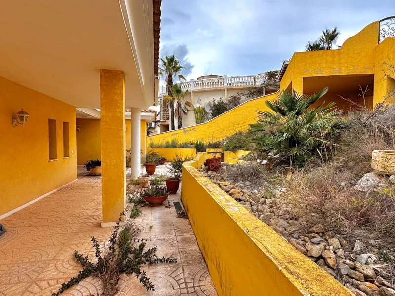 "Villa with Panoramic Views and Great Potential in Altea Hills"