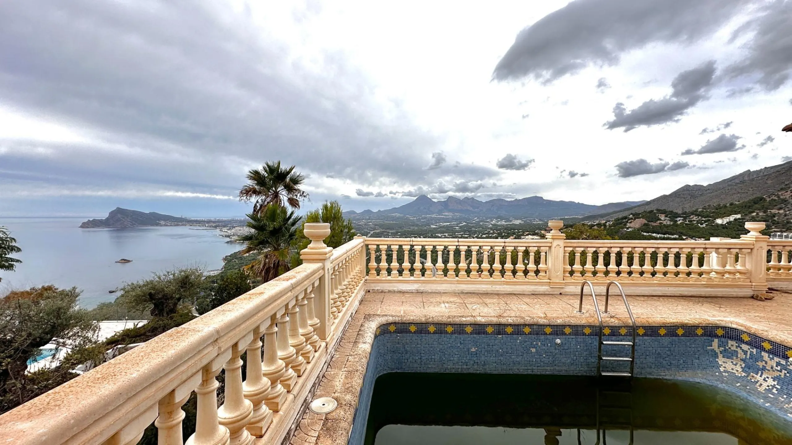 "Villa with Panoramic Views and Great Potential in Altea Hills"