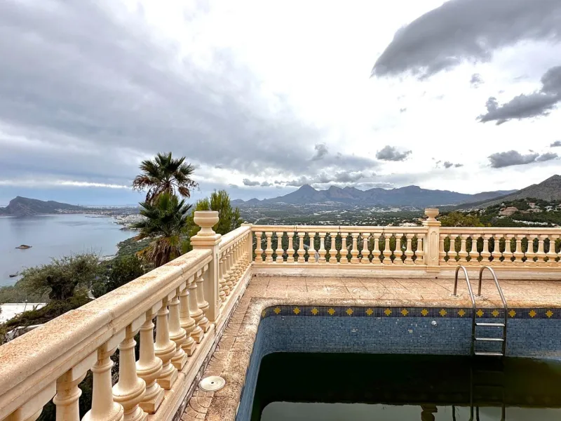 "Villa with Panoramic Views and Great Potential in Altea Hills"