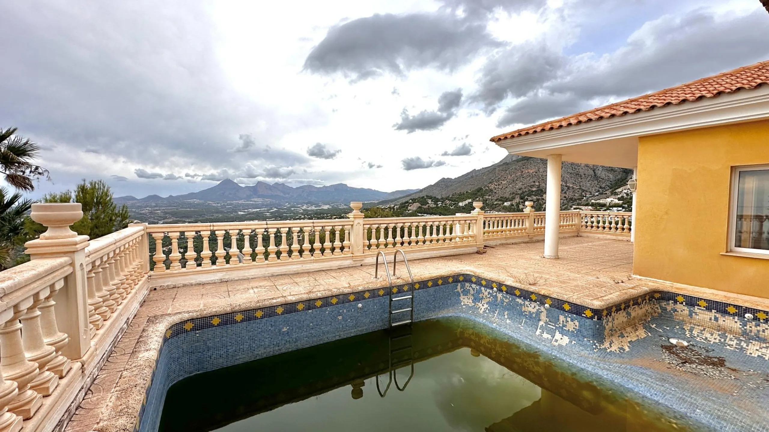 "Villa with Panoramic Views and Great Potential in Altea Hills"