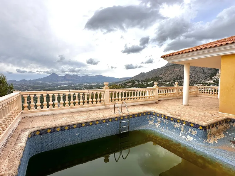 "Villa with Panoramic Views and Great Potential in Altea Hills"