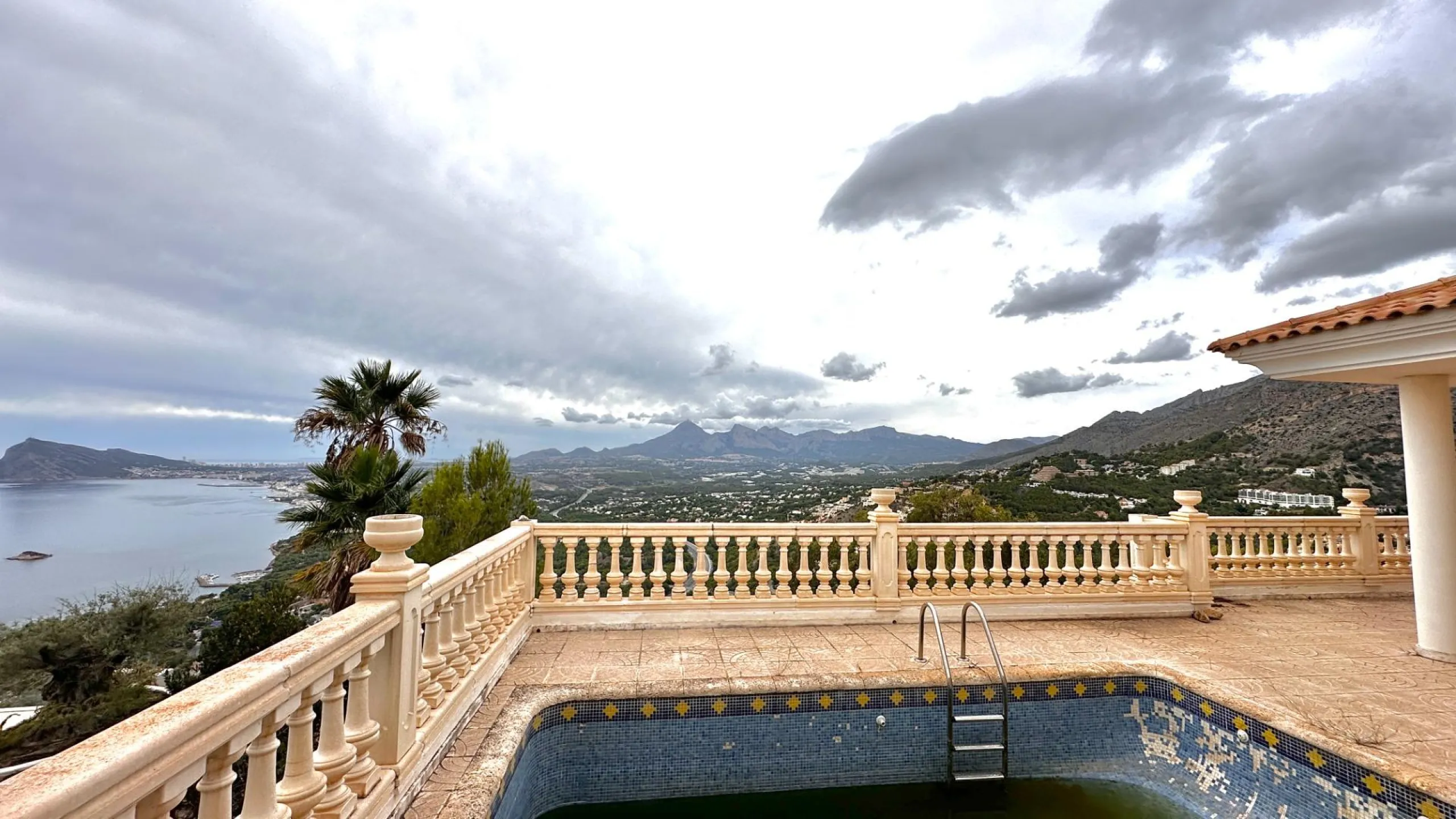 "Villa with Panoramic Views and Great Potential in Altea Hills"