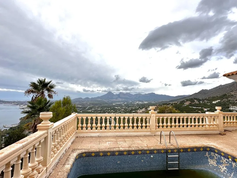 "Villa with Panoramic Views and Great Potential in Altea Hills"