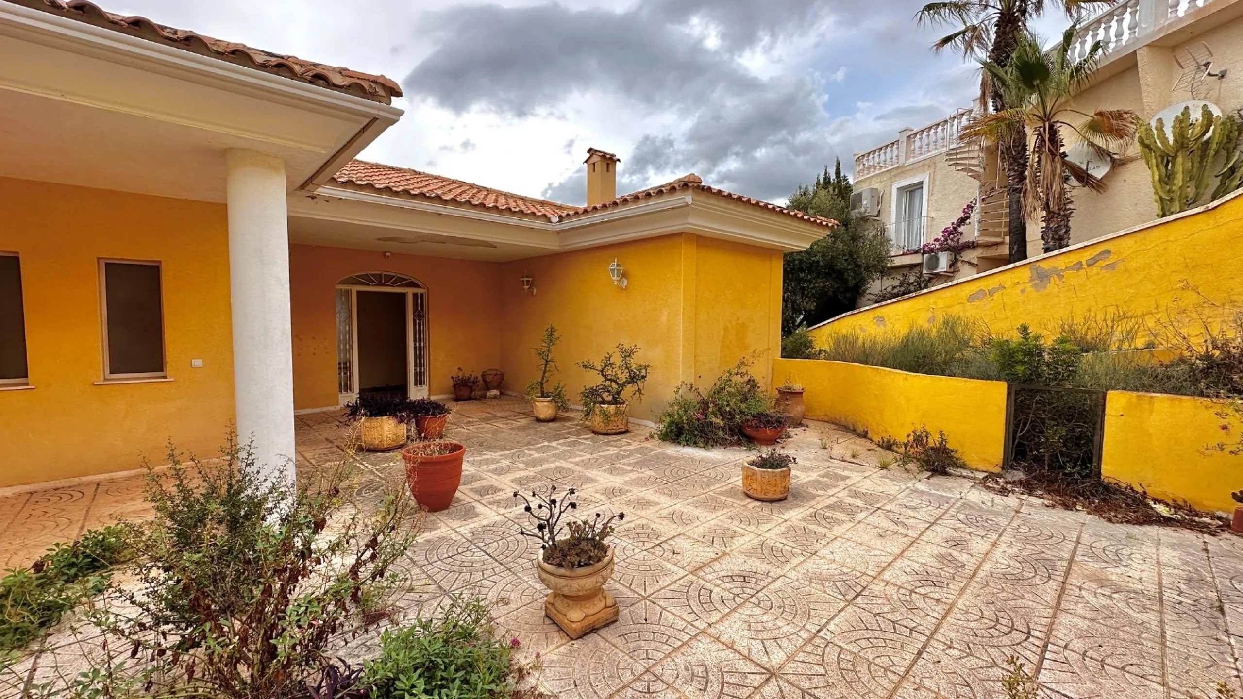 "Villa with Panoramic Views and Great Potential in Altea Hills"