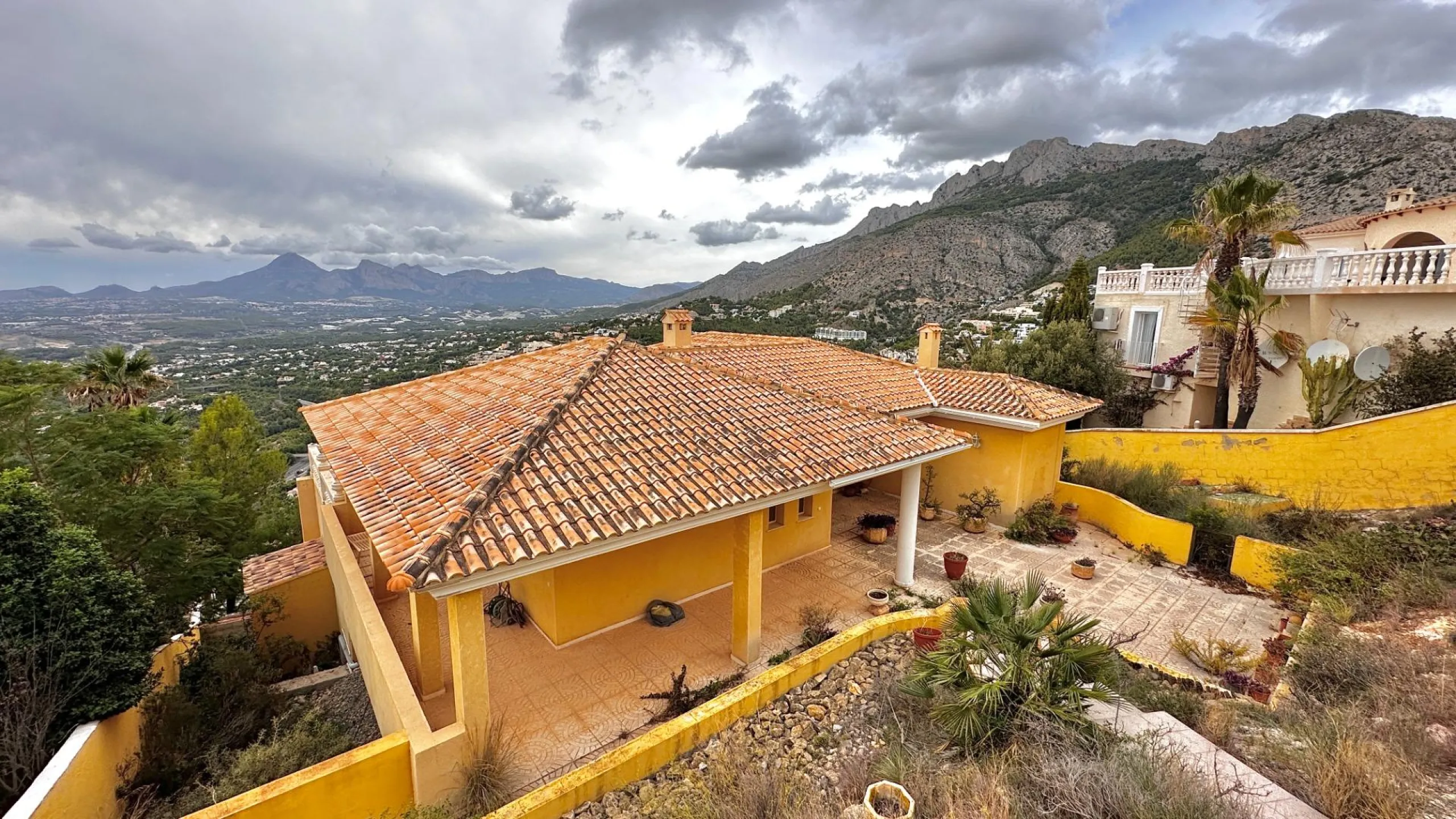 "Villa with Panoramic Views and Great Potential in Altea Hills"