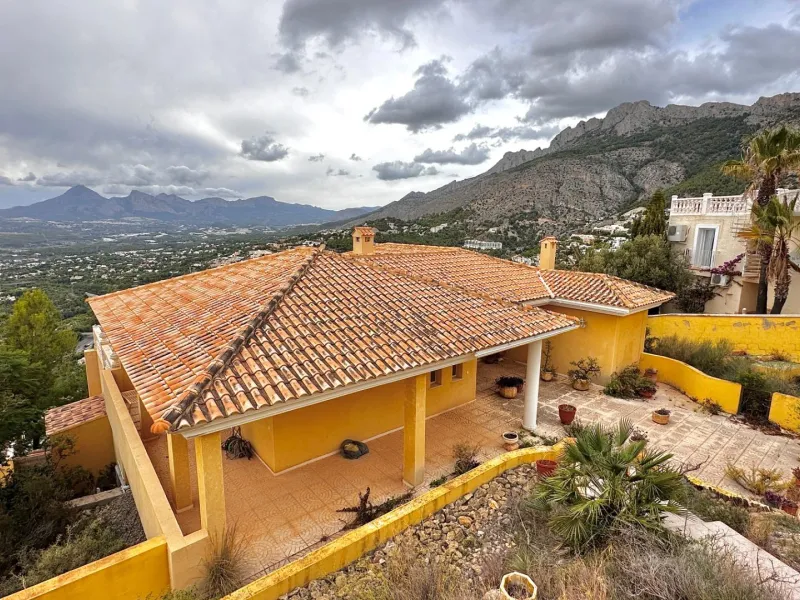 "Villa with Panoramic Views and Great Potential in Altea Hills"