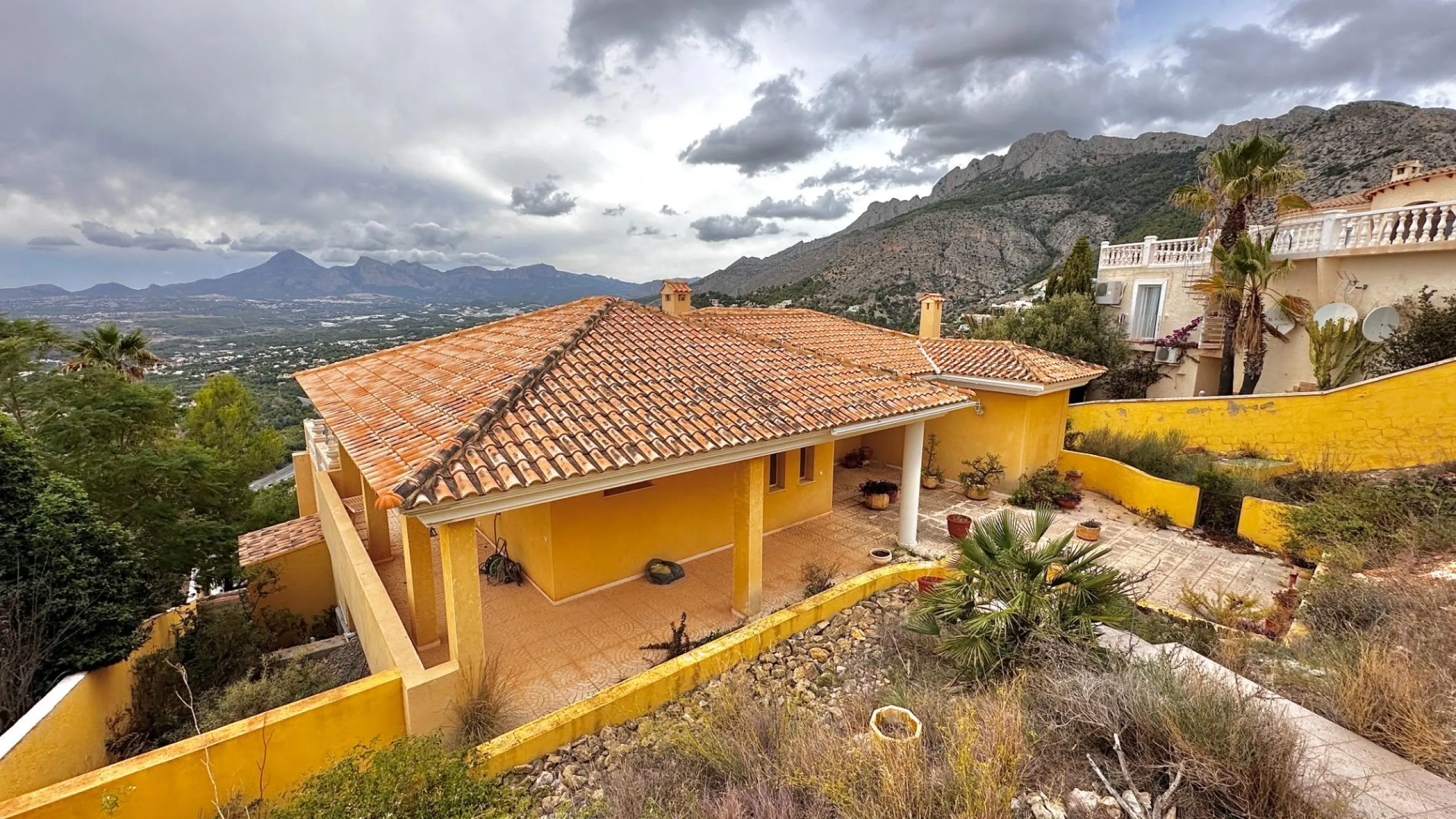 "Villa with Panoramic Views and Great Potential in Altea Hills"