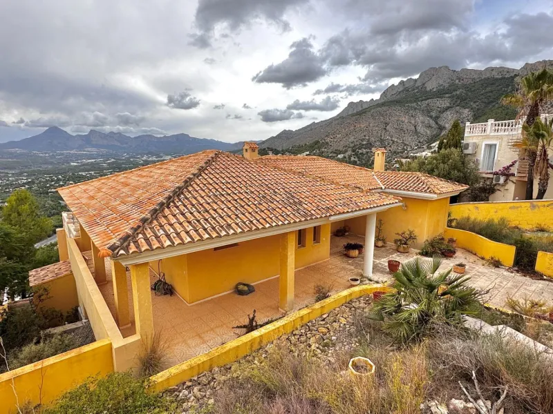 "Villa with Panoramic Views and Great Potential in Altea Hills"