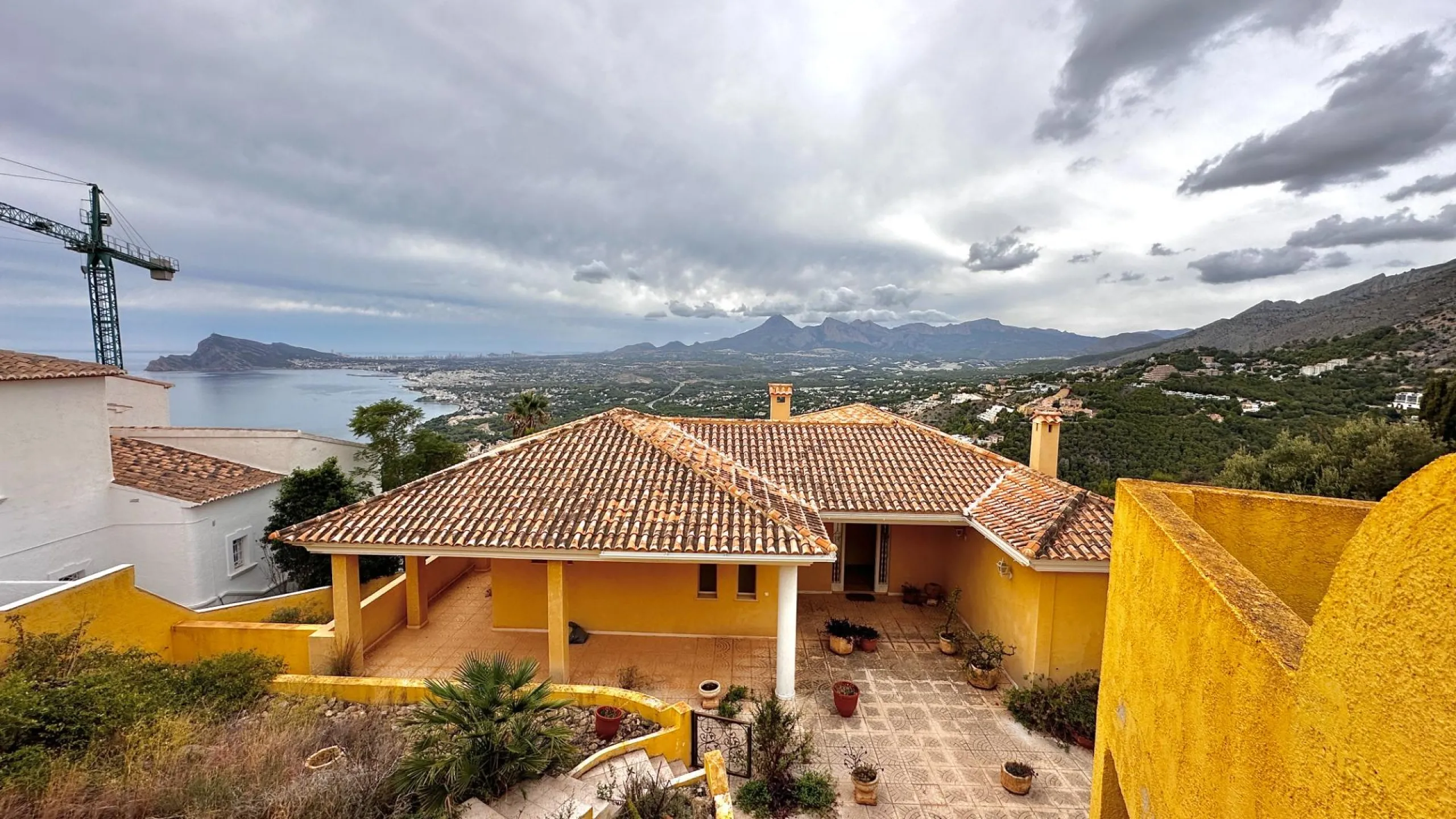 "Villa with Panoramic Views and Great Potential in Altea Hills"