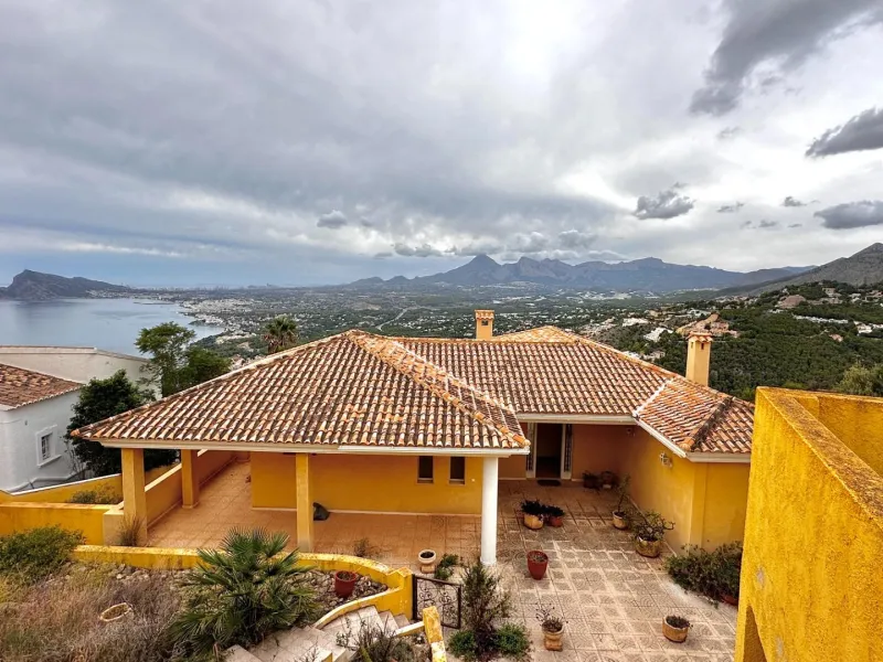 "Villa with Panoramic Views and Great Potential in Altea Hills"