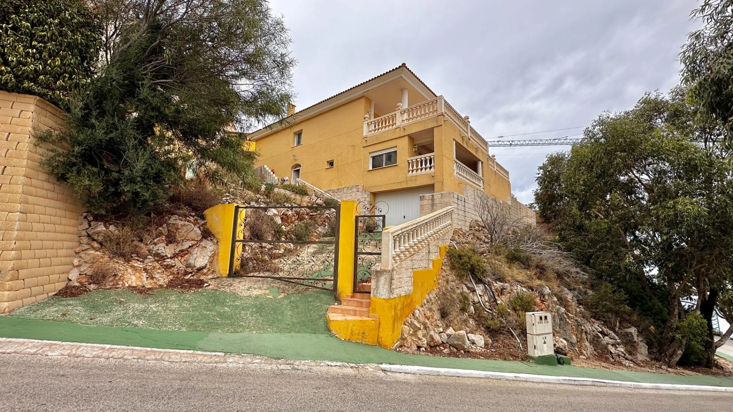 "Villa with Panoramic Views and Great Potential in Altea Hills"