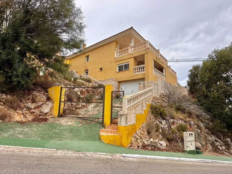 "Villa with Panoramic Views and Great Potential in Altea Hills"