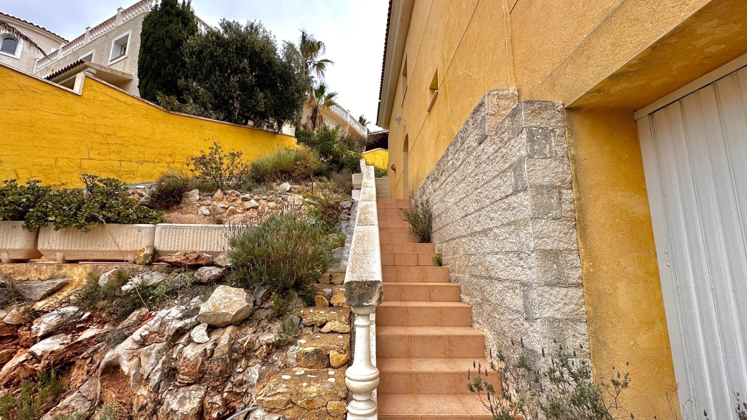 "Villa with Panoramic Views and Great Potential in Altea Hills"