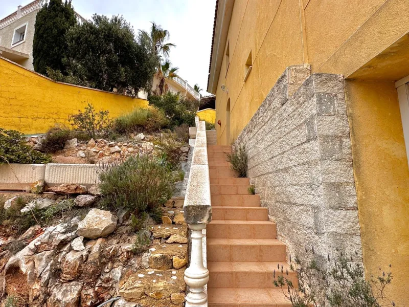 "Villa with Panoramic Views and Great Potential in Altea Hills"