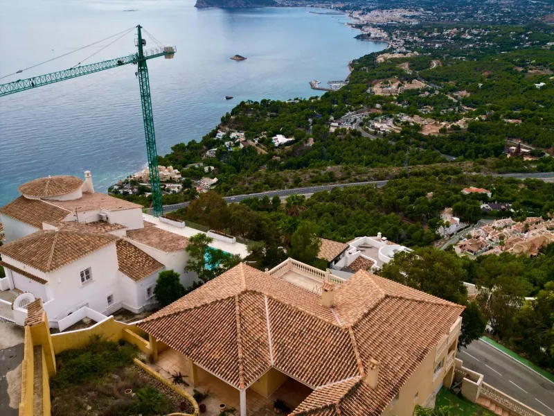 "Villa with Panoramic Views and Great Potential in Altea Hills"