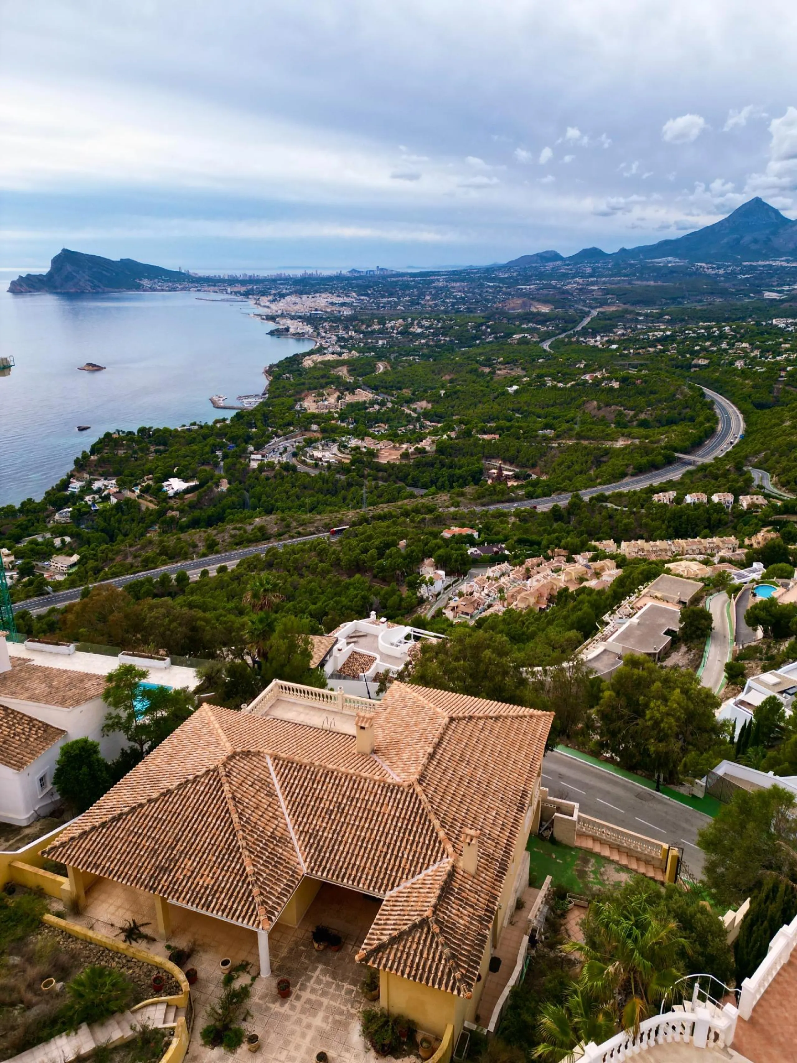 "Villa with Panoramic Views and Great Potential in Altea Hills"