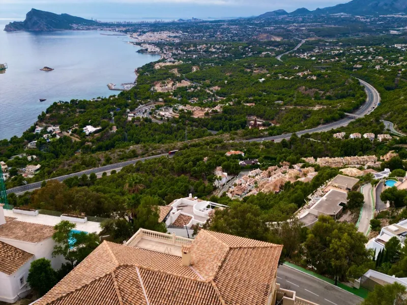"Villa with Panoramic Views and Great Potential in Altea Hills"