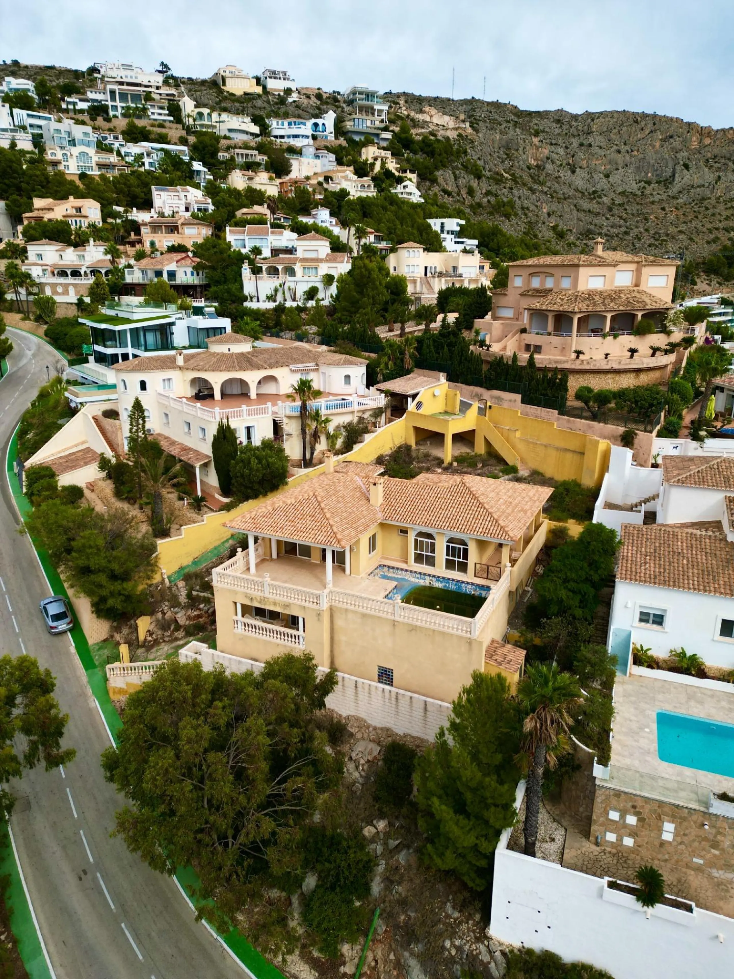 "Villa with Panoramic Views and Great Potential in Altea Hills"