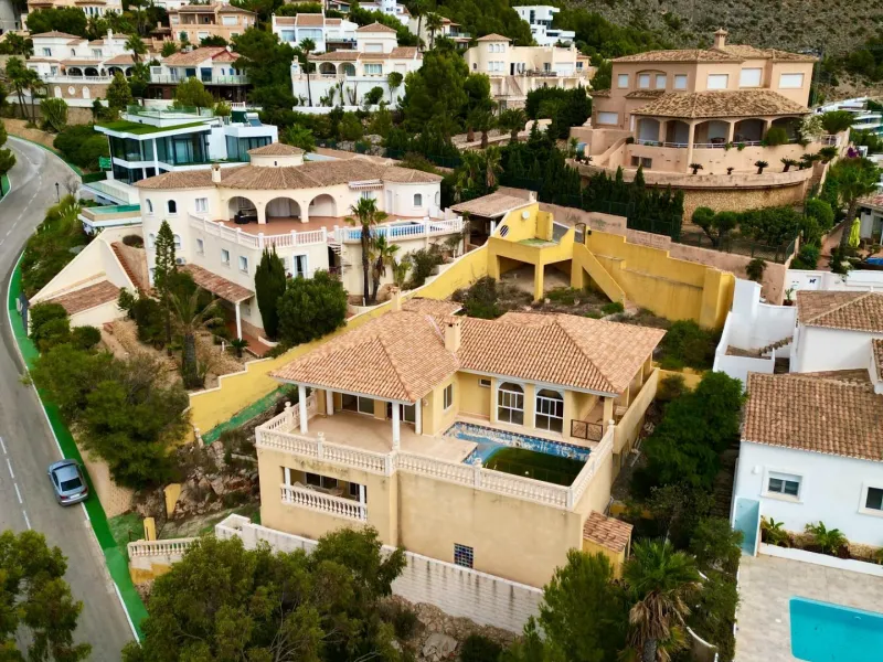 "Villa with Panoramic Views and Great Potential in Altea Hills"