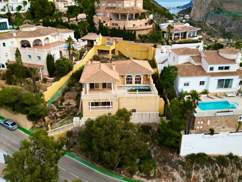 "Villa with Panoramic Views and Great Potential in Altea Hills"