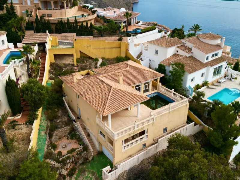 "Villa with Panoramic Views and Great Potential in Altea Hills"