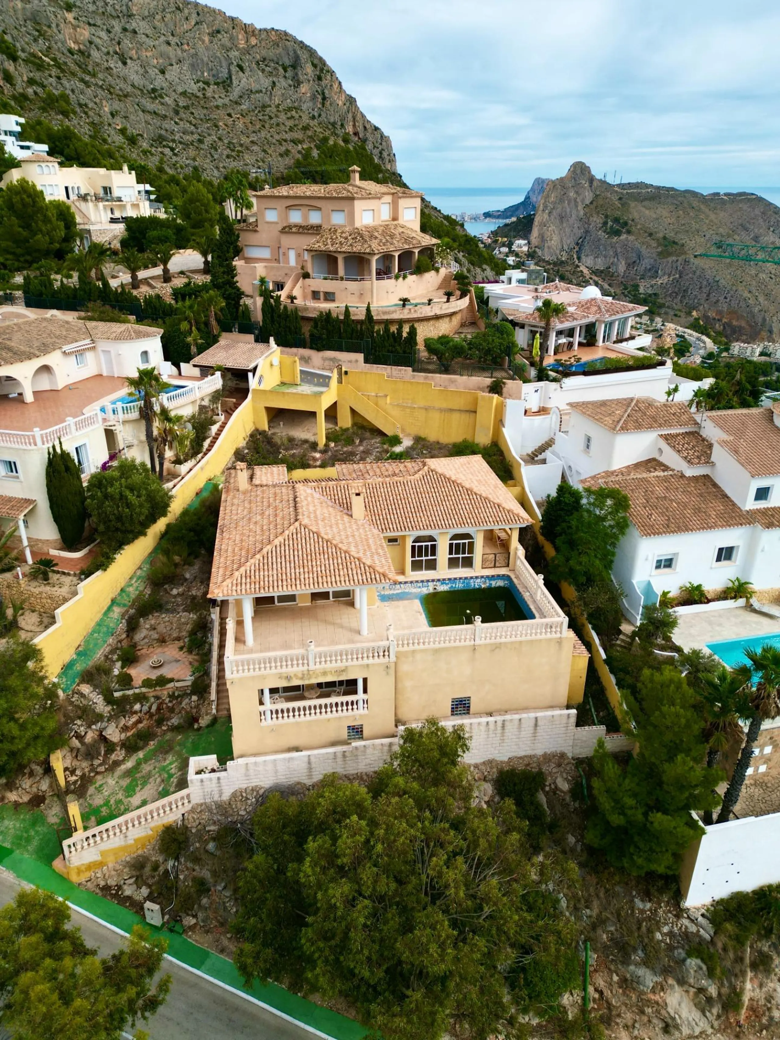 "Villa with Panoramic Views and Great Potential in Altea Hills"