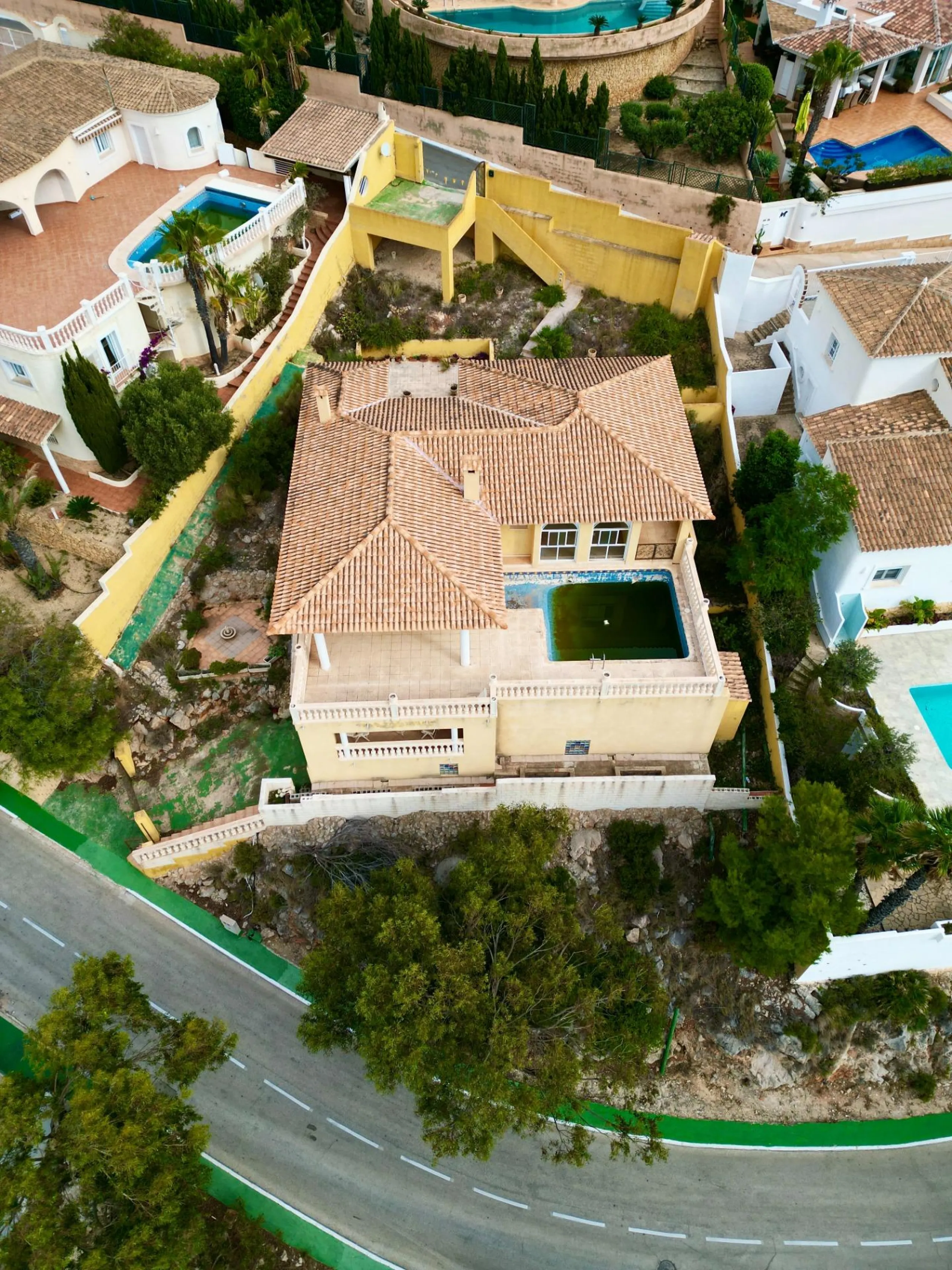 "Villa with Panoramic Views and Great Potential in Altea Hills"