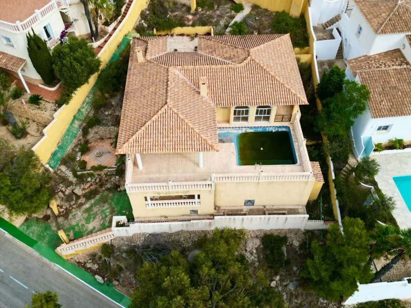 "Villa with Panoramic Views and Great Potential in Altea Hills"