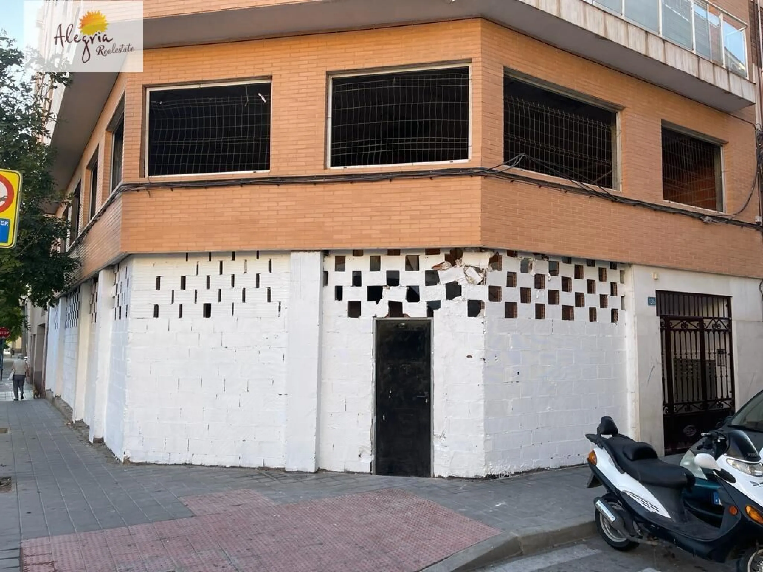 COMMERCIAL PREMISES OF 200M2 IN CAROLINAS ALTAS AREA IN ALICANTE FOR SALE