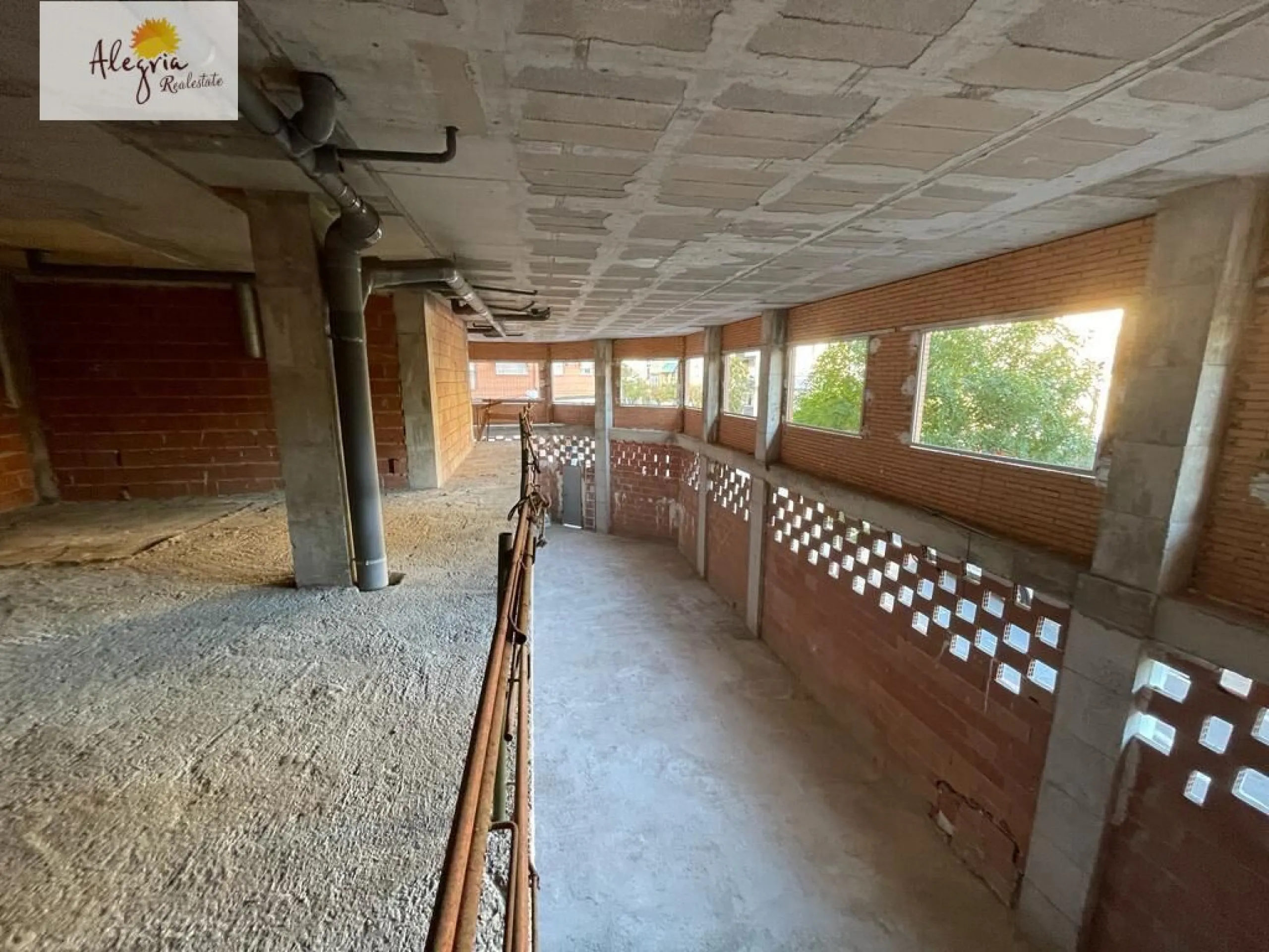 COMMERCIAL PREMISES OF 200M2 IN CAROLINAS ALTAS AREA IN ALICANTE FOR SALE