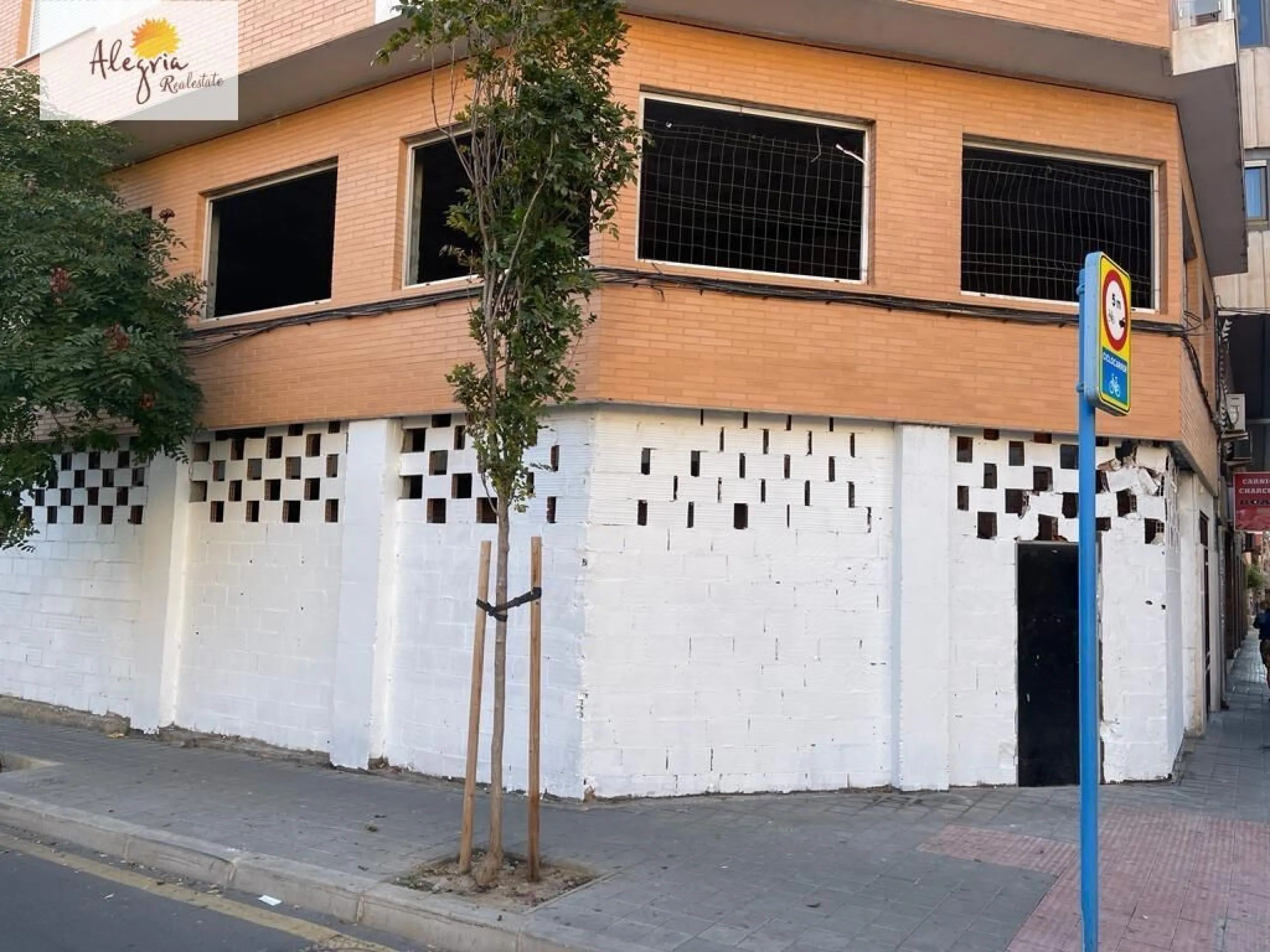 COMMERCIAL PREMISES OF 200M2 IN CAROLINAS ALTAS AREA IN ALICANTE FOR SALE