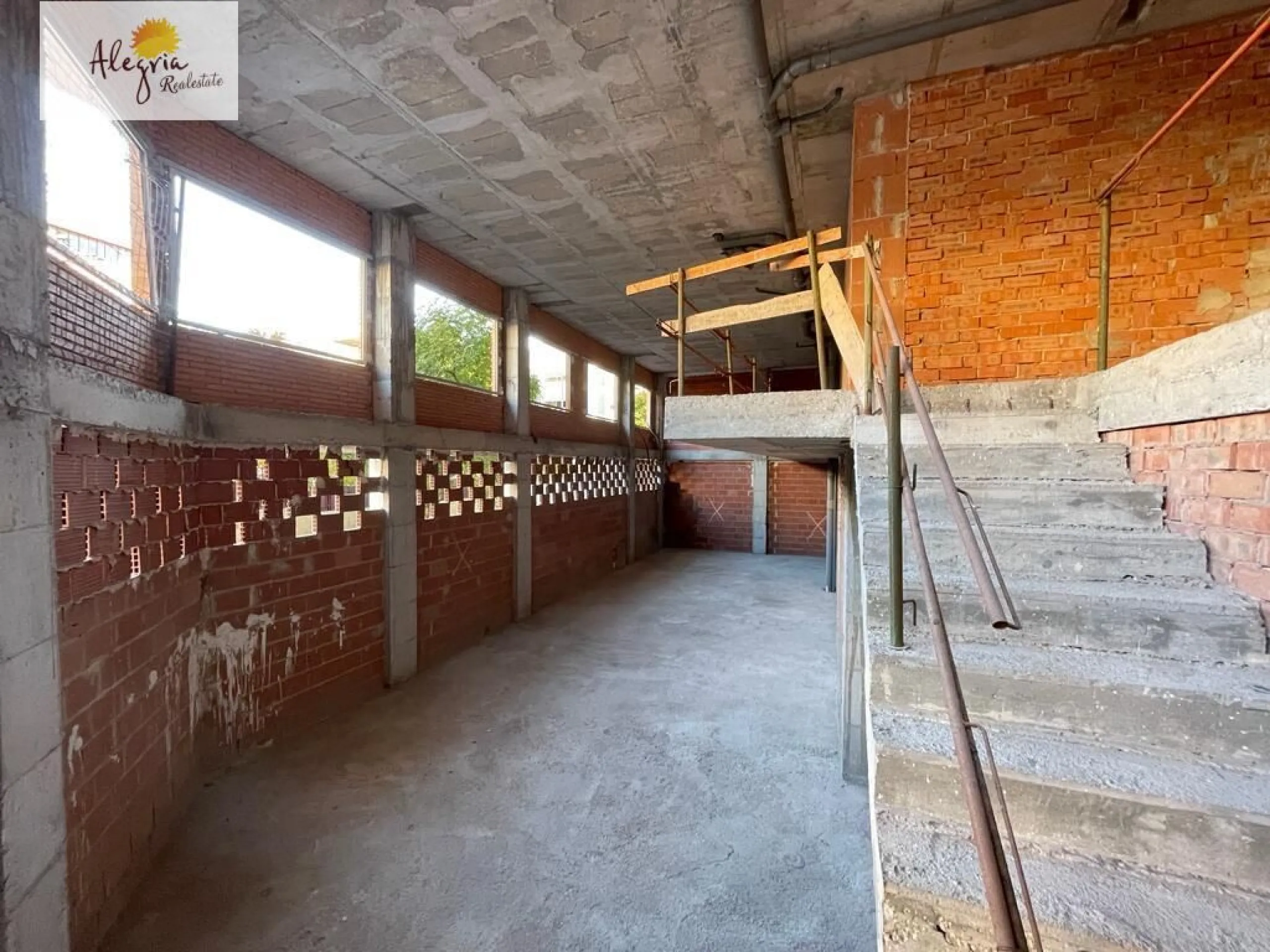 COMMERCIAL PREMISES OF 200M2 IN CAROLINAS ALTAS AREA IN ALICANTE FOR SALE