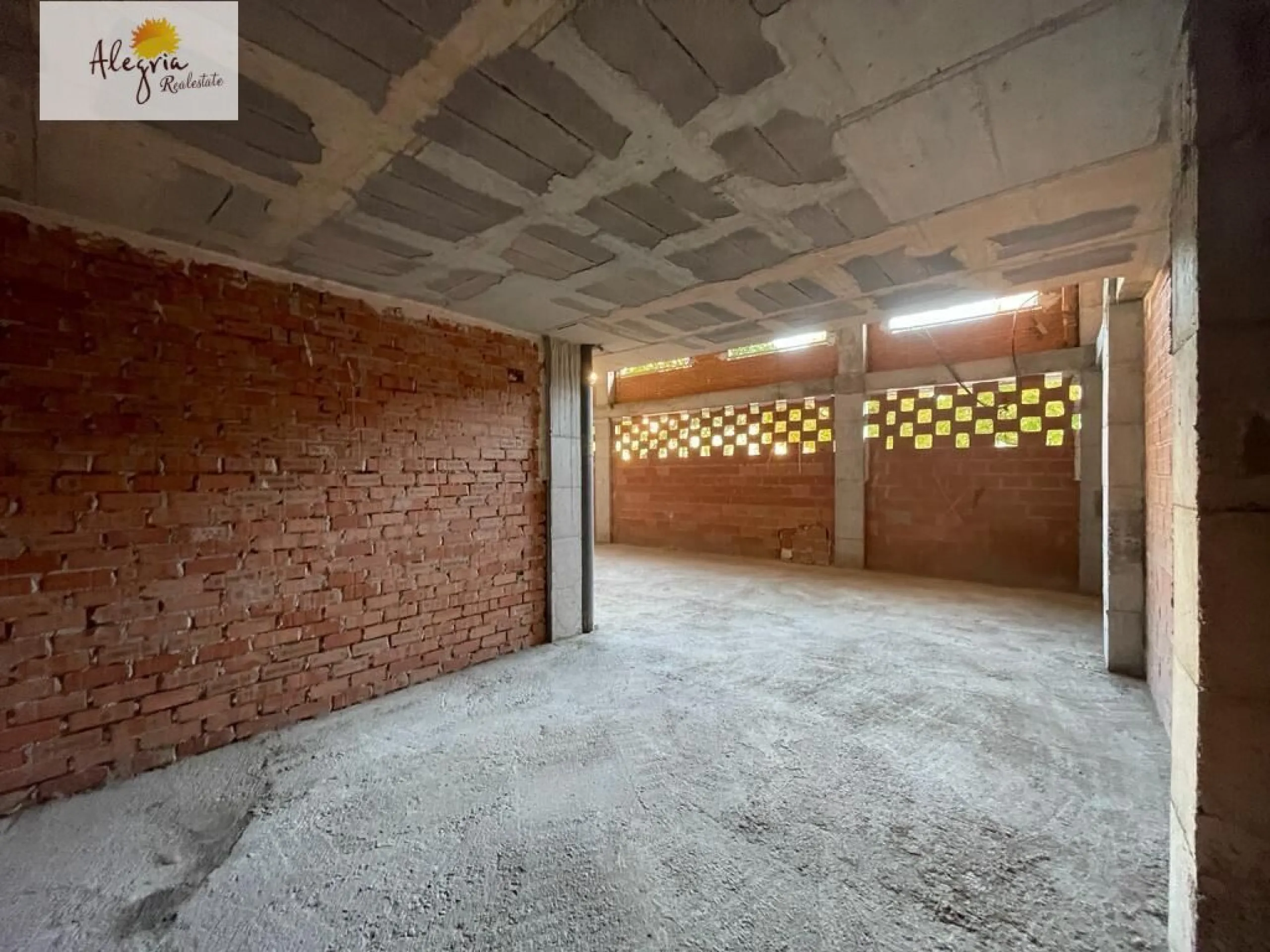 COMMERCIAL PREMISES OF 200M2 IN CAROLINAS ALTAS AREA IN ALICANTE FOR SALE