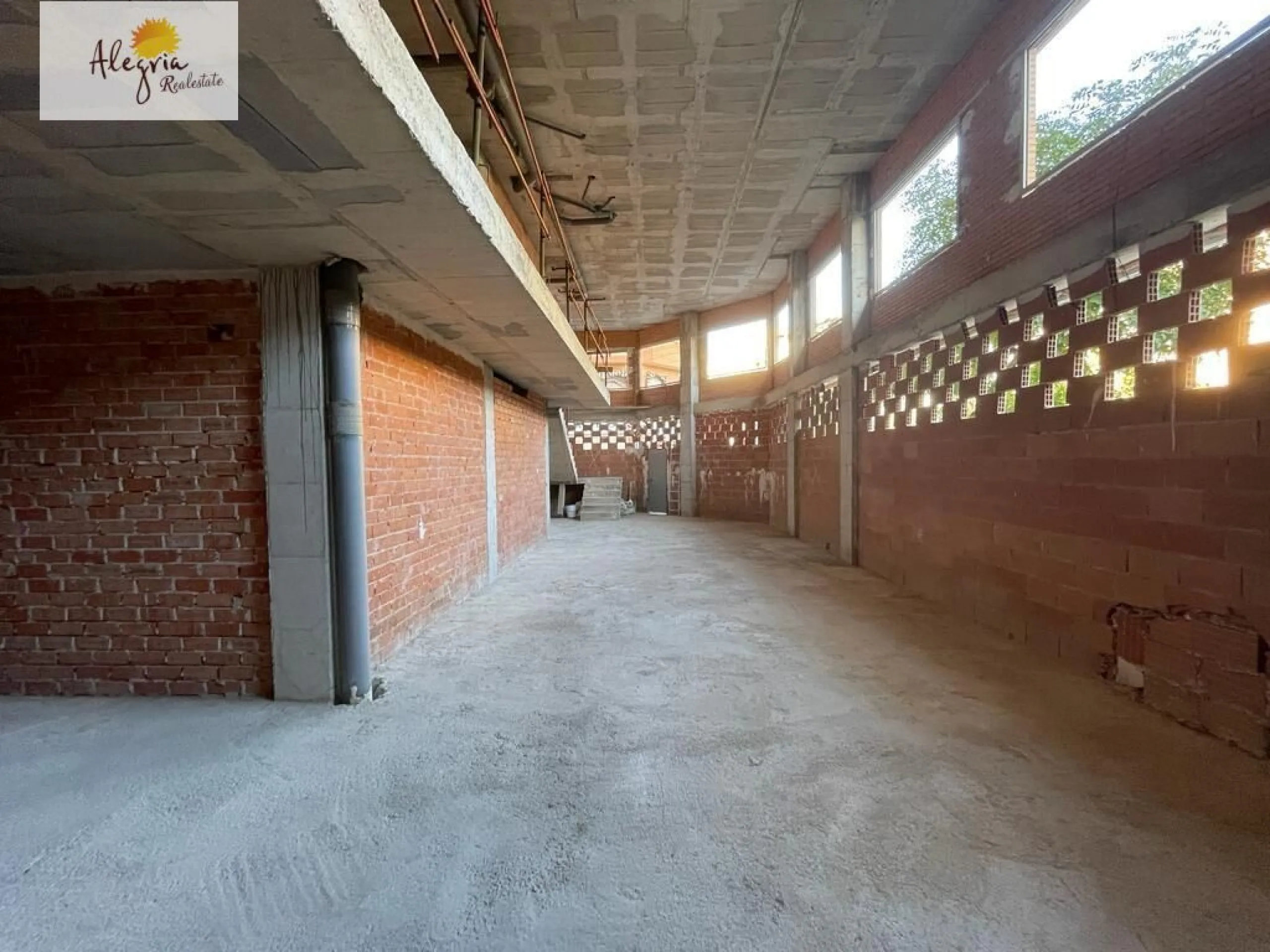 COMMERCIAL PREMISES OF 200M2 IN CAROLINAS ALTAS AREA IN ALICANTE FOR SALE